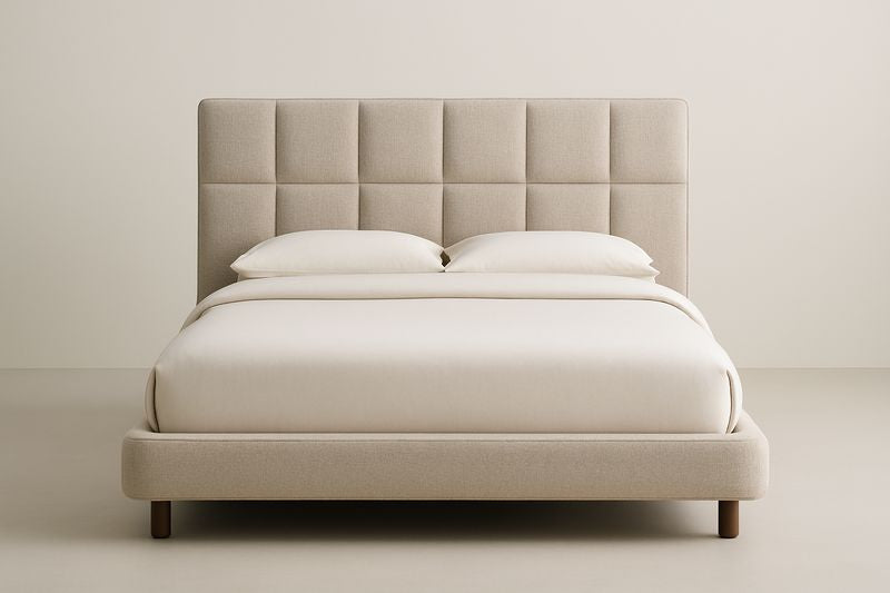 Lit double en tissu polyester beige avec tête de lit matelassée